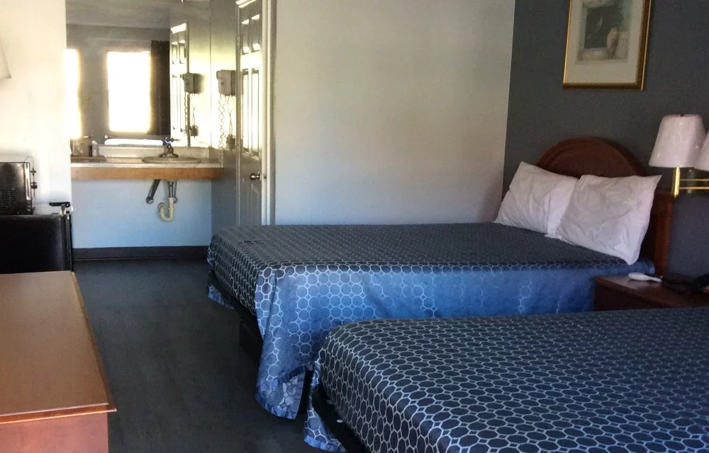 2 Double Beds Smoking at Stratford Motor Inn East Ellijay